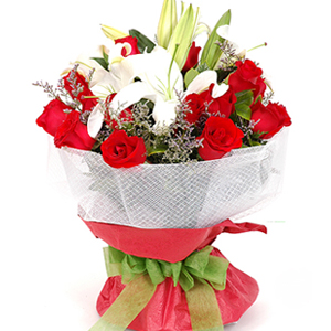 红玫瑰19支，白色香水百合2支，情人草、��子适量。